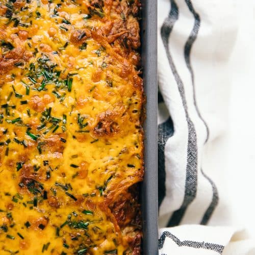 Cheddar Zucchini Bread in pan met handdoek