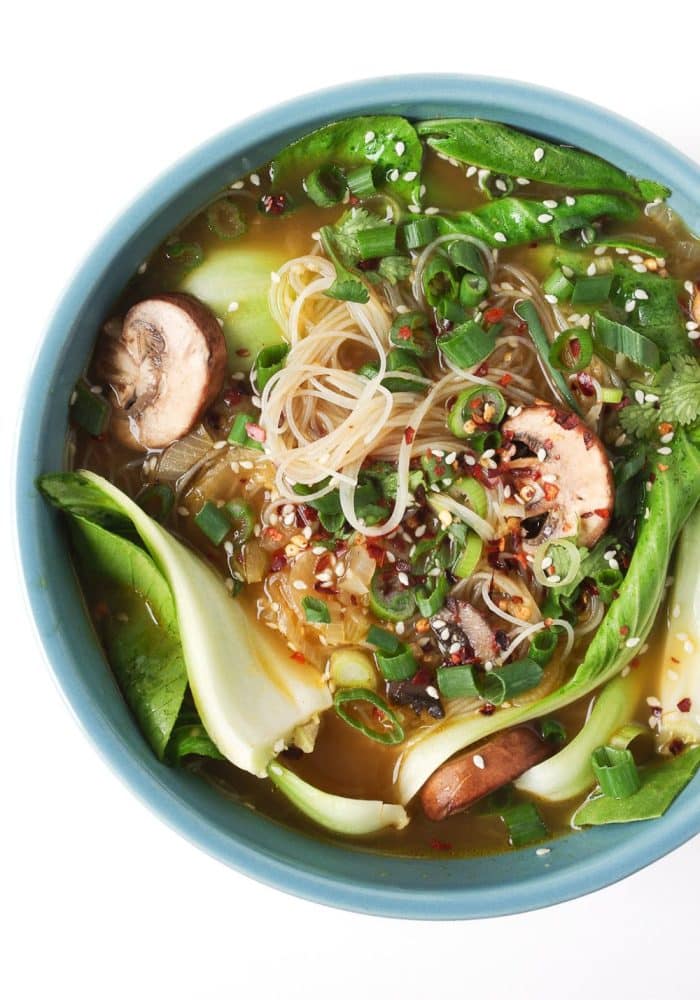 bowl of bok choy soup noodles cogumelos alho