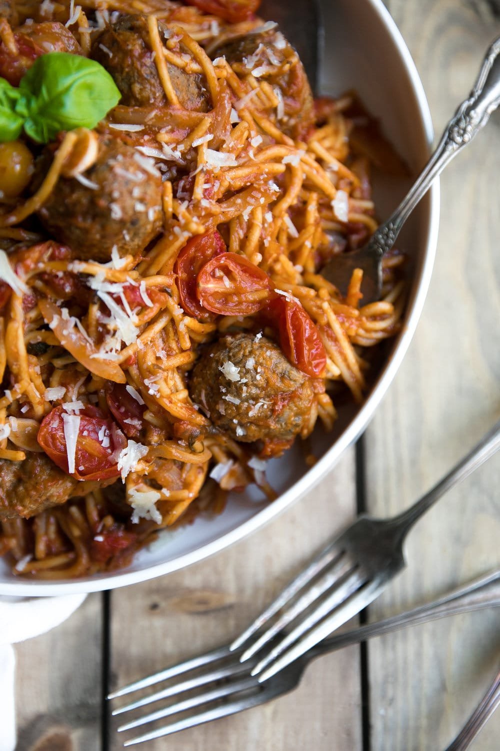 15 Minute One Pot Spaghetti & Meatballs (+ video) with fresh basil, sundried tomatoes, fresh tomato sauce, and organic chicken meatballs.