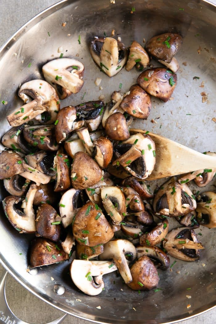 Sauteéd mushrooms with butter and garlic in a skillet