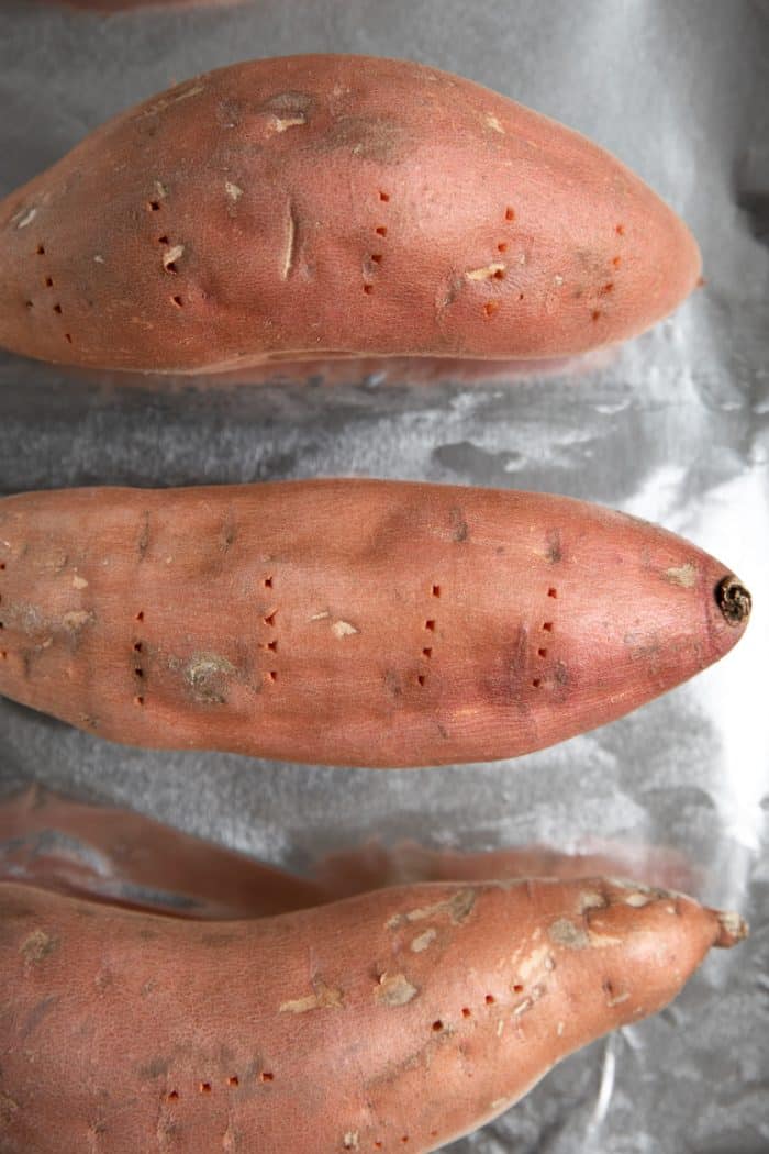 rauwe zoete aardappelen gepord met een vork.