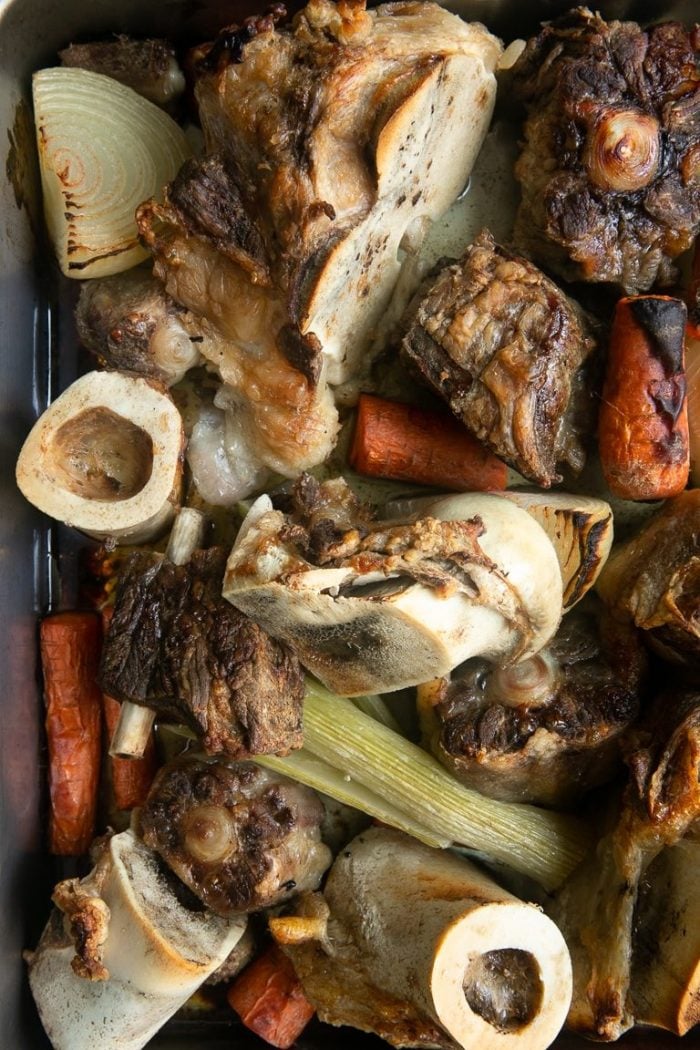 https://theforkedspoon.com/wp-content/uploads/2018/11/how-to-make-bone-broth-13-e1592191796328-700x1050.jpg