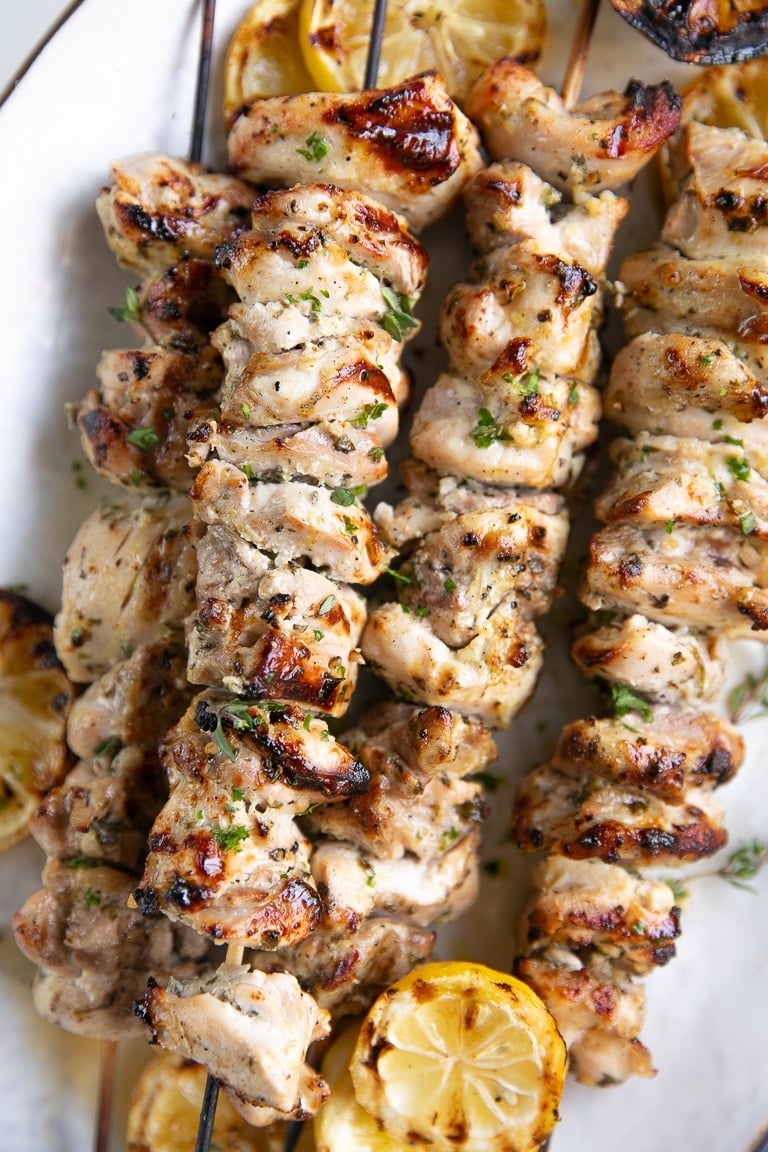 Overhead image of chicken shish kabobs.